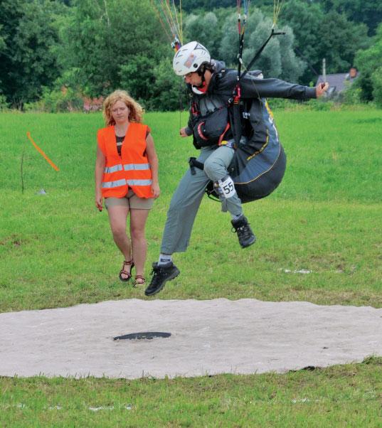 Přesnost přistání v paraglidingu Nejmladším samostatným sportovním odvětvím v oblasti sportovních létajících zařízení je disciplína přesnosti přistání pilotů padákových kluzáků.