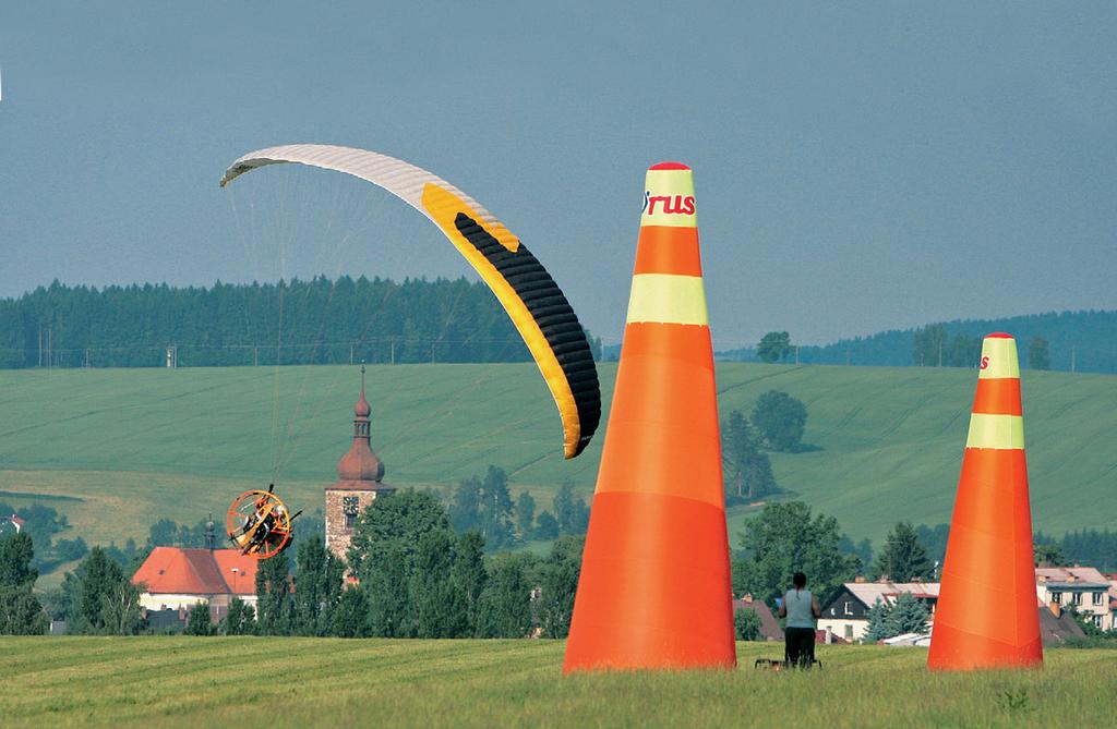 zavěšené na zádech a přistávají na nohy) a jednomístných i dvoumístných tříkolek nebo též čtyřkolek (pilot na tříkolce sedí a za ním je umístěna pohonná jednotka).