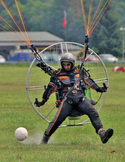 Zpestřením soutěže v motorovém paraglidingu může být i kopání do míče, které je svou náročností hodnocené stejně jako přesnost přistání Předletová příprava k navigační úloze je podobná přípravě v