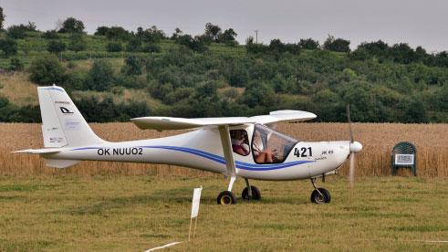 Lorence) to jde o trochu snadněji, než v otevřeném prostoru motorového závěsného kluzáku (J. Hájek a M. Spurná) (pořadatelé: Aeroklub Letňany, Jan Lukeš, Petr Chvojka) Sportovní kategorie 1.