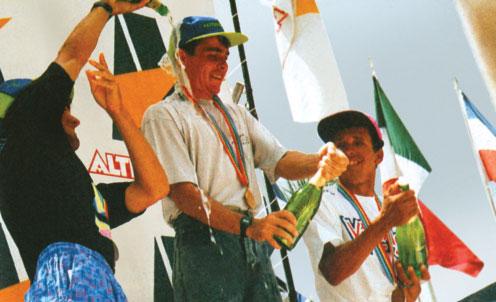 Na 8. mistrovství světa v závěsném létání v Governador Valadares v roce 1991 se stal poprvé T. Suchánek mistrem světa Vzácný snímek čs. rogalistů s B. Moyesem a F.