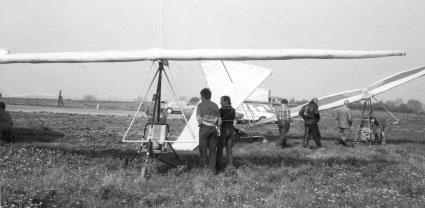 Soutěžilo tehdy 34 pilotů a zvítězili - 1. J. Hloušek, 2. V. Chvála a 3. L. Heráček. V dalším roce se ve dnech 6. až 12. 9. 1982 konalo v Krkonoších 1. mistrovství ČSSR v závěsném létání.