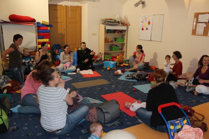 4. ČINNOST ORGANIZACE Posláním MaTami je poskytování otevřeného a bezbariérového prostoru pro rodiny s nejmenšími dětmi, kde se mohou vzájemně setkávat, zvyšovat své rodičovské kompetence,