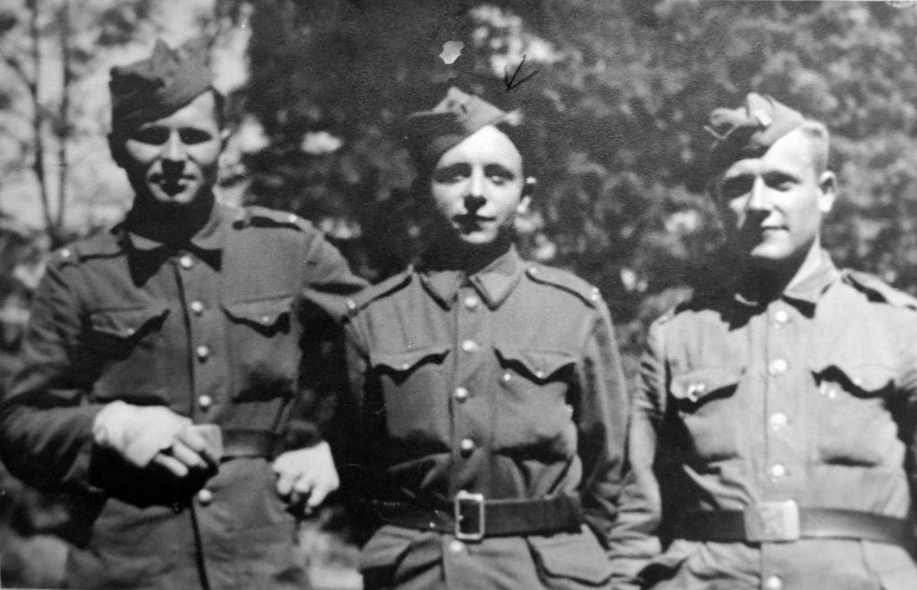 Z P R A V O D A J Major v.v. Jiří Plakoš - válečný veterán Jiří Plakoš mezi spolubojovníky Srbkem a Maulisem Československá obec legionářská si v souvislosti s oslavami 68.