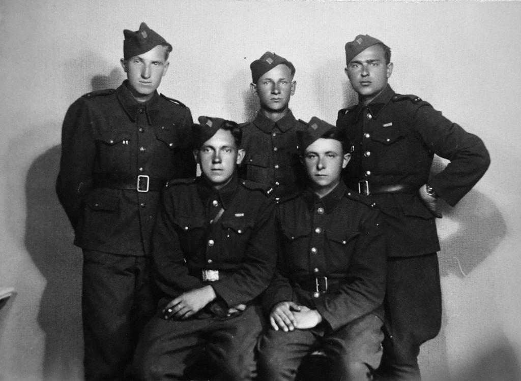 1. Ročník Číslo 6 Major v.v. Jiří Plakoš - válečný veterán byli vlastně příbuzní. On měl příbuzenstvo těsně u hranic, které často navštěvoval.