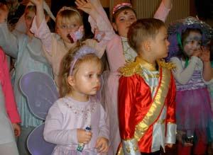 DOPISY Napsali jste nám do redakce Radnice...? V neděli 22. února bylo v sále Kulturního domu v Lomu veselo. Konal se zde tradiční dětský karneval, který je mezi dětmi oblíbený.