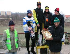 SPORT Litvínovským cyklistům se blíží šedesátka Na snímku z vyhlašování vítězů novoroční vyjížďky 2009 stojí Václav Fejtek s dortem k šedesátinám cyklistiky, dále zleva Oldřich Roud, MUDr.