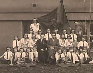 U jeho zrodu a ve funkcích byli Vl. Forst, Václav Říha, Mir. Duda, Mir. Komenský, Václav Pintrava, Vinc. Šmerda, R. Křížek, Valenta, Svoboda, Jaroslav Krumpholc, Hendrych.