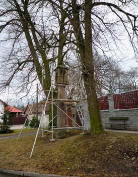 MěÚ INFORMUJE Opravujeme další drobné církevní stavby Soustavně věnujeme pozornost zvelebování našeho prostředí. V současné době probíhá renovace zvoničky na návsi v Osnici, zasvěcené sv.