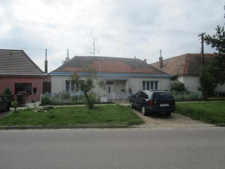 5 Oceňovaná nemovitost Rodinný dům Znojmo, Oblekovice č.p. 194 Samostatně stojící dům, přízemní, nepodsklepený, zastřešený sedlovou střechou bez podkroví.