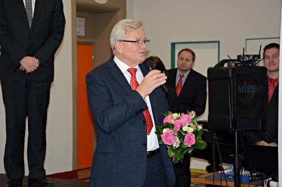 O tom, že svými nevětšinovými názory i jejich působivou prezentací paní Vášáryová studenty více než zaujala, svědčí i spontánní potlesk na otevřené