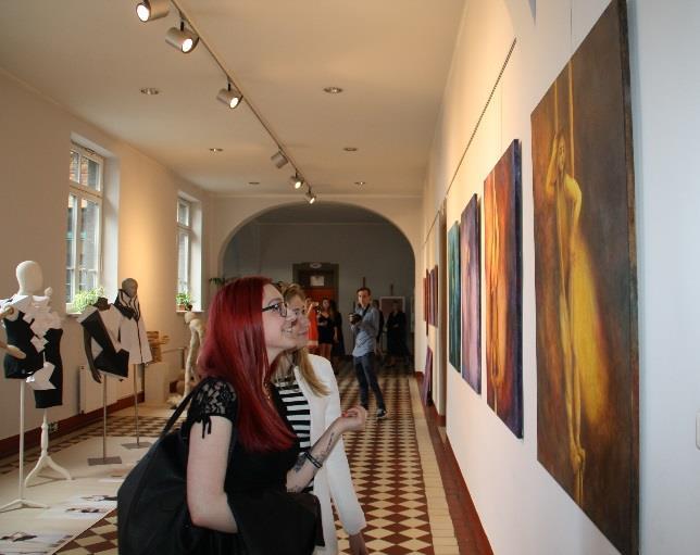 zahájil výstavu fotografií, mapujících jeho pobyt na Papui Nové