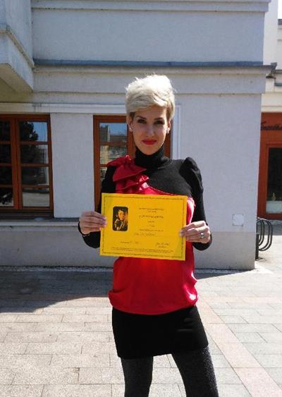 obešla málokterá významná školní akce a právě v jejím podání mnozí mezi námi objevili kouzlo muzikálu či