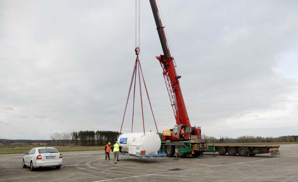 V časných odpoledních hodinách pak byla přistavena autocisterna, ze které bylo do zásobníku přečerpáno 6 000 kg CO 2.