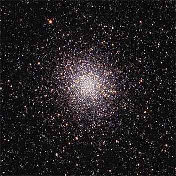 30. 6. 2017 M 22 v dobrých podmínkách pro pozorování Posledním červnovým úkazem je další kulová hvězdokupa. Její označení je M 22 (NGC 6656) a promítá se do souhvězdí Střelce.