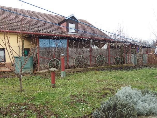 2 Popis 2.2.1 Popis nemovitých věcí Předmětem ocenění jsou pozemky parcely č. 380/2 a 380/4 nacházející se v obci Dobšice u ulice Vilová. Pozemek p.č. 380/2 je pozemkem téměř rovinné konfigurace a nepravidelného tvaru.