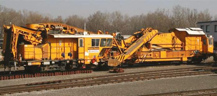 RM 80 UHR Oblast nasazení: Stroj pro čištění štěrkového lože v kolejích i výhybkách Plasser & Theurer Ges.m.b.H. Typ: RM 80 UHR Rok výroby: 2005 88 t 3,15 m Výška: 4,63 m 31,24 m Počet náprav: 4 Výkon motoru: 2 x 364 kw Max.