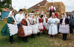 TRADÍCIE / KULTÚRA Krojovaný deň Druhý ročník festivalu Krojovaný deň sa uskutočnil pod záštitou starostu obce 11. júna 2016.