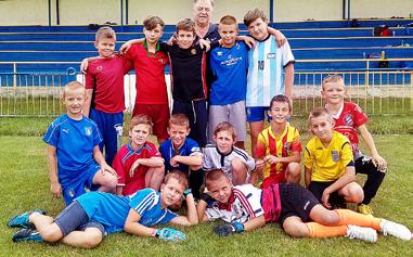 ŠPORT A VOĽNÝ ČAS Obecný športový klub v Lábe ročník 2016/2017 Vážení spoluobčania, milí športoví priatelia, dovoľujeme sa k vám prihovoriť a informovať vás o činnosti Obecného športového klubu v