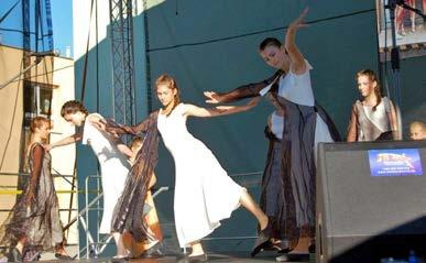 Tanečný súbor Amirath pri ZUŠ - Nové Zámky Súbor sa v roku 2014 prezentoval na Novozámockom folklórnom festivale, kde mal veľký úspech s choreografiou Na západe. Súbor vedie Sandra Šáteková, Dis. Art.