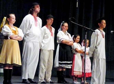 NOVOZÁMOCKÝ SPEVÁČIK 2017 Od roku 2005 medzi zúčastnenými folkloristami pravidelne prebieha súťaž v ľudovom speve, ktorá má veľkú odozvu medzi súbormi a obyvateľmi mesta Nové Zámky.