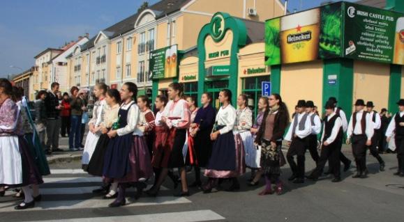V roku 1954 začal organizovať vinobranie Csemadok, do osláv zapojil aj občanov Mesta Nové