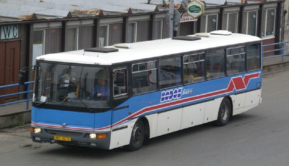 Souběžné autobusové spoje jsou oproti vlakovým spojům na tomto úseku velmi málo obsazené.