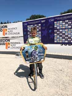 Na druhém místě evropského závodu skončil jezdec z Lotyšska Bruno Vanags, třetí byl Nathaniel Köhler ze Švýcarska. Daren jezdí bikros od svých tří a půl let, popisuje maminka Leona Brnková.
