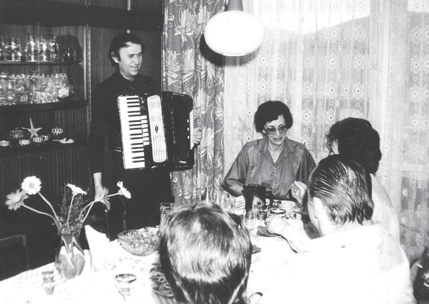 Byli tam Zula a Sek, kteří Brďo založili, Alfík s Ahem, Veverka a Monty, kteří náčelnickou štafetu postupně přebírali, a Nelson, který vede oddíl dnes.