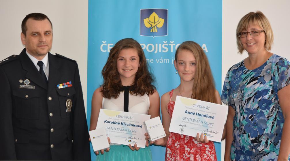 2014 Anna Hondlová, Karolína Křivánková Ocenění převzaly dvě mladé dívky Anna Hondlová (11) a Karolína Křivánková (12), které neváhaly pomoci při dopravní nehodě čtyřletému chlapci, který vyběhl u