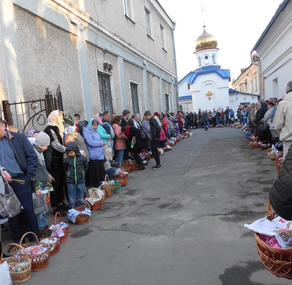 Po příchodu z bohoslužby se s obarvenými vajíčky hrají hry. Hráči se snaží ťuknutím rozbít vajíčko soupeře, a to tak dlouho, dokud nezvítězí ten, kterému zůstane vajíčko nerozbité.