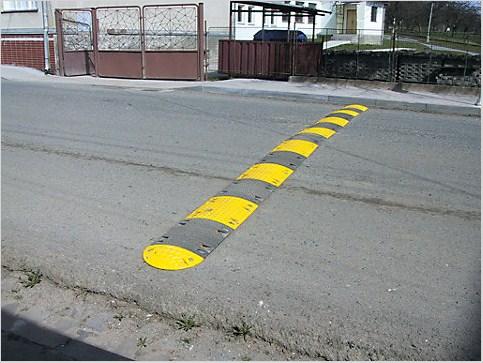 Je ideální k vybraným plotovým panelům. [35] Obrázek 17 Sloupek [35] Dalším prvek obvodové ochrany je zpomalovací práh (Obrázek 18), dodávaný firmou Kwesto.