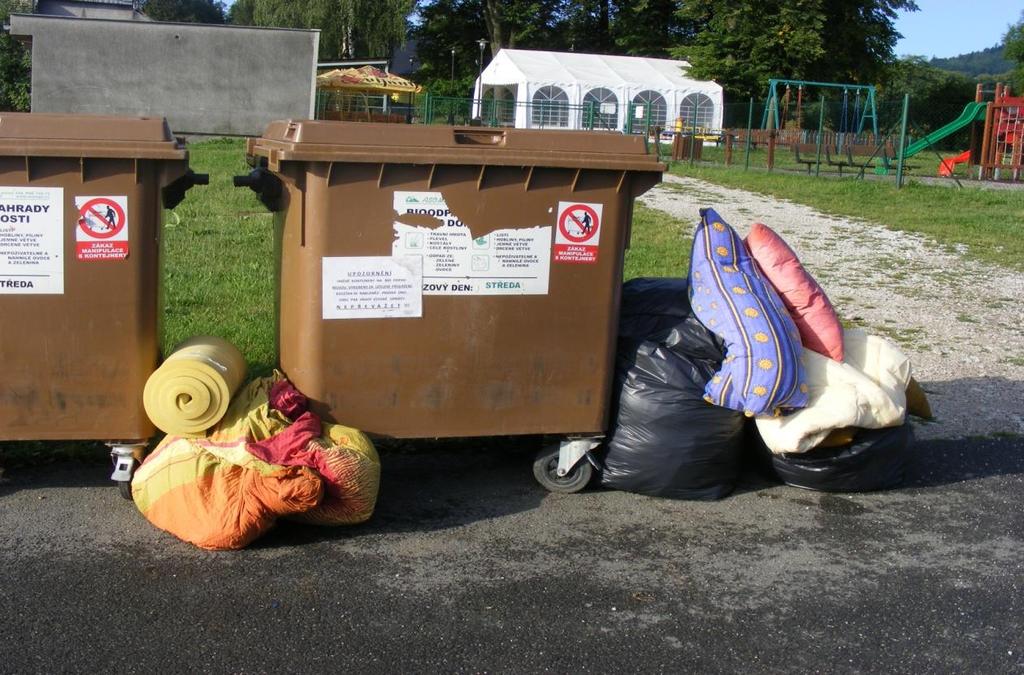 OBEC ŽENKLAVA NENÍ SBĚRNÝM DVOREM Následující obrázek zachycuje situaci, která několikrát během prázdnin nastala u kontejnerů u Jednoty a v podobném duchu také u jiných hnízd.
