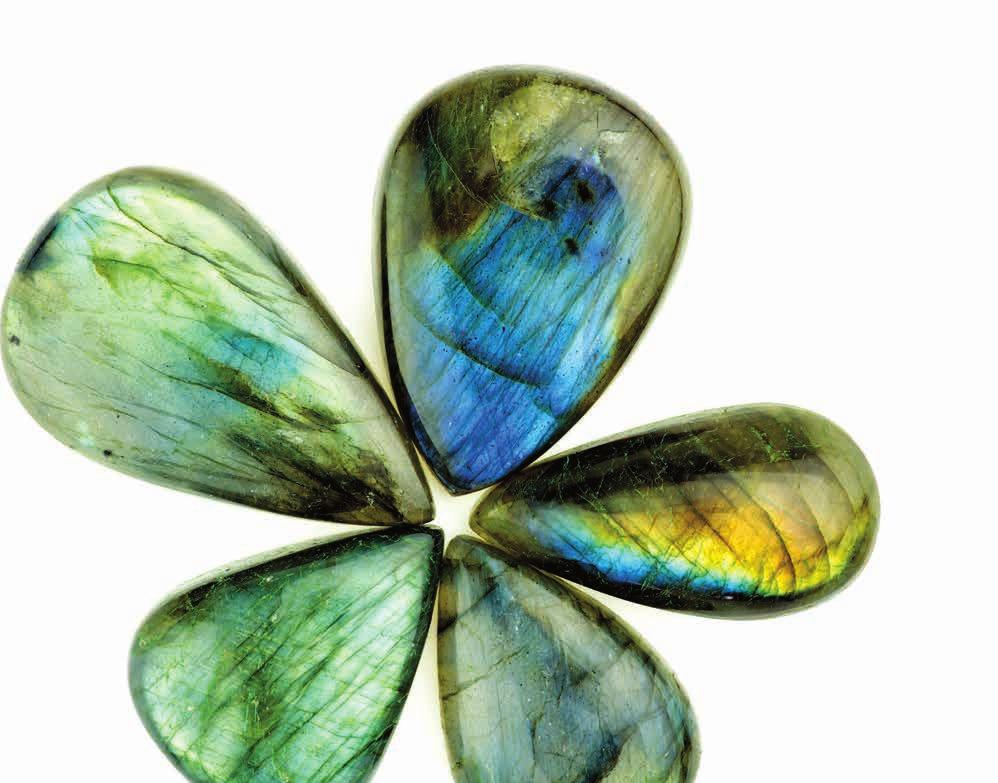 Království drahých kamenů (16) LABRADORIT: PRŮVODCE TRANSFORMACÍ Ochránce aury, léčitel příčin a průvodce procesem transformace mocný a magický labradorit:» receptivní» pod vládou všech planet» ve