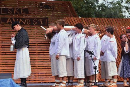 které pak o víkendu vystřídal déšť a chladné počasí. Zahraniční soubory v rámci festivalu vystoupily v okolních obcích (Vsetín, Hvozdná, Všemina, Seninka, Vizovice).