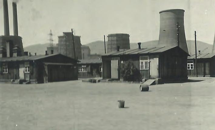 Průvodce Za dráty protektorátní Prahou 5 Ervěnice (Brüx) Od září 1944 do října 1944 zde existoval pobočný tábor KT Flossenbürg, vězni byli ubytováni ve velkém zajateckém táboře číslo 12.