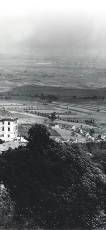 prominentní francouzské válečné zajatce. První vězni sem přišli 21. června 1943 z koncentračního tábora Flossenbürg; většina z nich odešla zpět do mateřského tábora již 16.
