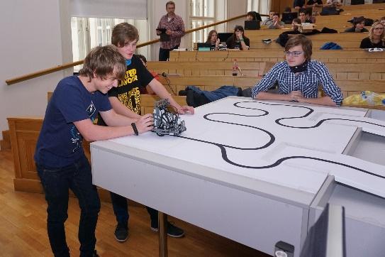 Devět různých soutěží roboti tak například na čas jezdili po závodním okruhu, vozili ve skladu plechovky s kečupem, hledali plyšového medvěda, sbírali a třídili barevné puky nebo se přetlačovali s