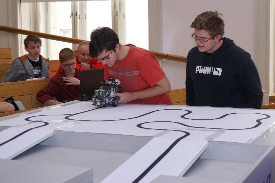 Devět účastníků z Jiráskova gymnázia (s roboty postavenými ze stavebnic LEGO): tým Bagram snipers (Jana Možíšová, Alžběta Jansová, Markéta Dvořáková) zachraňoval plyšového medvěda z bludiště (soutěž