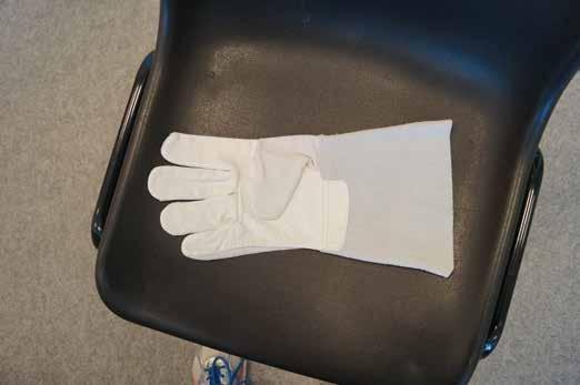 svářečské rukavice - americký střih, červené Velmi kvalitní Ohnivzdorná tkanina uvnitř Palec je šitý jako ven z ruky, není uspořádán podél ostatních prstů Vnitřní švy Ochranná manžeta 14 cm z kravské