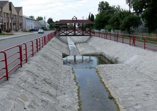 Obec má 440 obyvateľov a stabilný trend demografického vývoja. Z hľadiska infraštruktúry je v obci vybudovaný skupinový vodovod, rozvod STL plynu, sieť NN a z časti kanalizačný zberač.