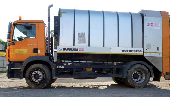 Mestu absentoval hydraulický lis na stláčanie papiera a plastov, nové vozidlo na zvoz vyseparovaných zložiek odpadov, 1100 litrové zberové nádoby a pojazdný drvič biologického zeleného odpadu.