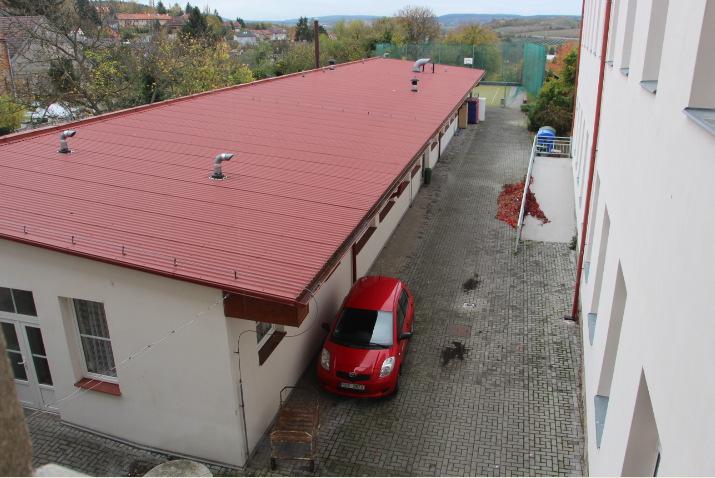 Palackého náměstí 100 Pohled na školní dvůr, v pozadí hřiště a školní parčík. Vpravo signatura nové budovy SOU v Tlustici (v užívání od roku 2012). Právě nové dílny Tlustice 28 od 17.