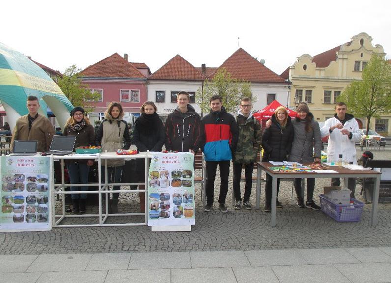 15.4 EVVO a akce pro ekologii a přírodovědné vzdělávání Ing. Jana Hudcová 15.4.1 Den Země Pracovníci střediska volného času Domeček Hořovice požádali naši školu o spolupráci při oslavách Dne Země, které se konaly 20.