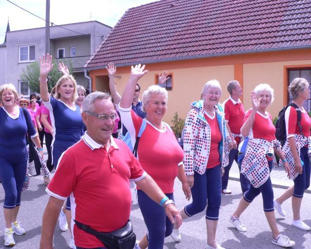 zacvičit. Od sobotního rána zkoušeli v Brně, v podvečer v Gajaroch. V neděli byla ranní zkouška a dopolední generálka. Skladba měla velký úspěch. Zejména se líbil závěrečný větrník a živé pyramidy.