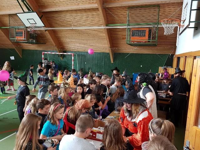 Čarodějná škola 27.4. se v hale Základní školy v Týnci nad Labem konala Čarodějná škola. Děti z 5. tříd si připravily pro děti z nižších ročníků různá stanoviště, na kterých se soutěžilo.