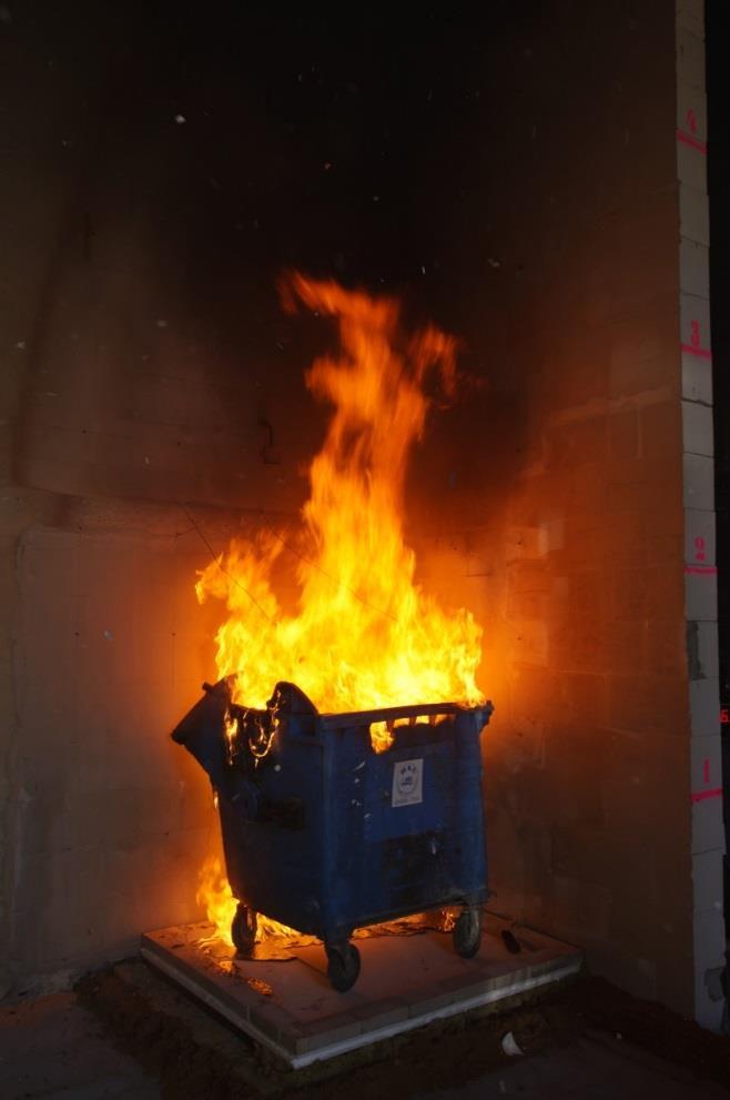 Návrhový požár (design fire) - vně budovy Situace: Návrhový požár představují nejčastěji předměty při stěhování, odpad běžného objemu (více popelnic nebo maximálně jeden sběrný kontejner o objemu