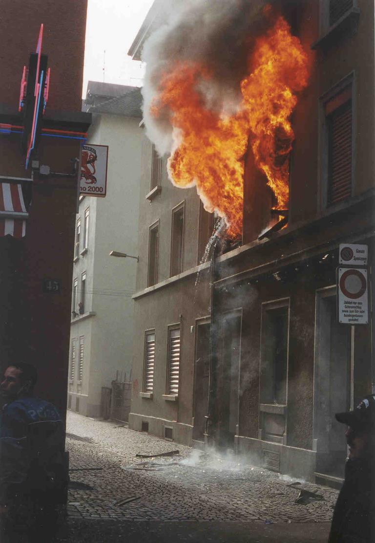 Návrhový požár uvnitř budovy (prostorový požár na fasádě se šlehajícími plameny) Situace: Návrhový požár představují nejčastěji šlehající plameny, které při plně rozvinutém požáru (po flash-over) v