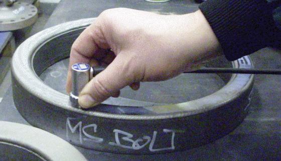 Průběh zkoušky spočíval v nanesení vazebního prostředku a následném projíţdění sondy po povrchu návaru. Toto je zobrazeno na (Obr. 5.