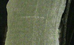 28 mm Obr. 5.14 Detail souvislé liniové vady trhliny u zkušebního vzorku č. 1, zjištěno kapilární zkouškou.